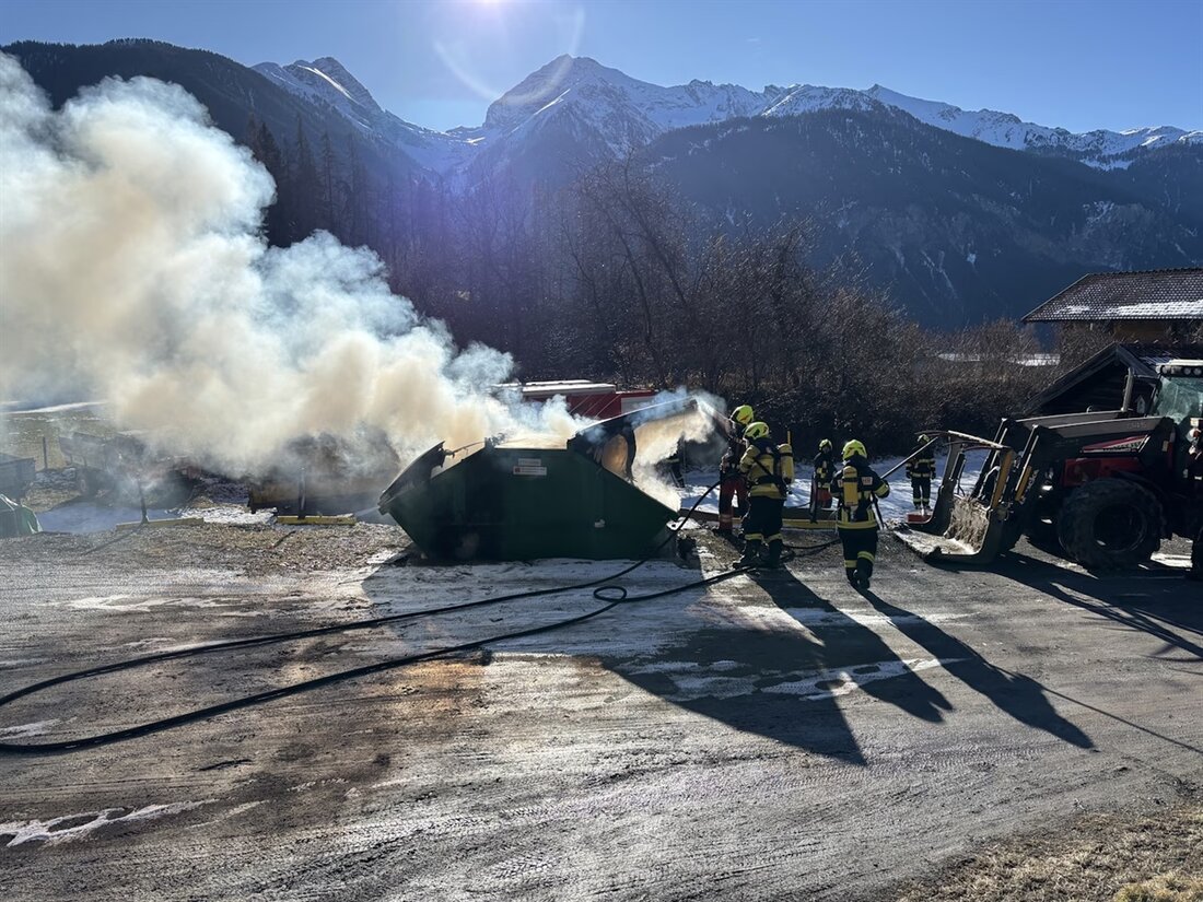 In Alvaneu Dorf kam es zu einem Brand in einer Entsorgungsmulde. Die Polizei sucht Zeugen für Hinweise zur unsachgemäßen Entsorgung.