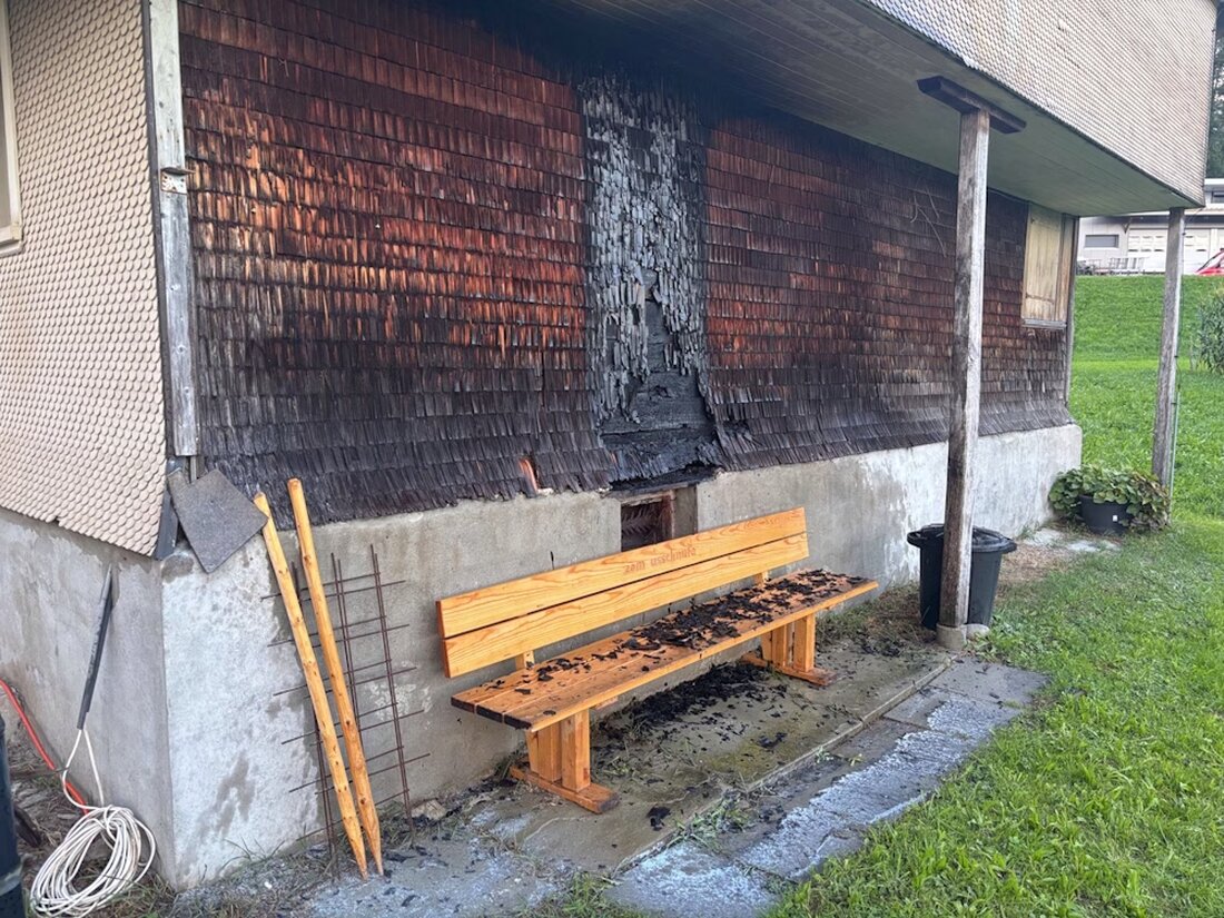 Am Donnerstagmorgen entdeckte die Kantonspolizei St.Gallen einen Brand an einem leerstehenden Dreifamilienhaus in Lütisburg, vermutlich durch Brandstiftung.