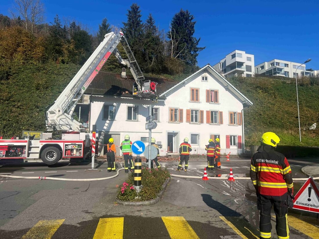 Brand in leerstehendem Einfamilienhaus in Heerbrugg entdeckt; Kantonspolizei geht von Brandstiftung aus, Zeugen gesucht.