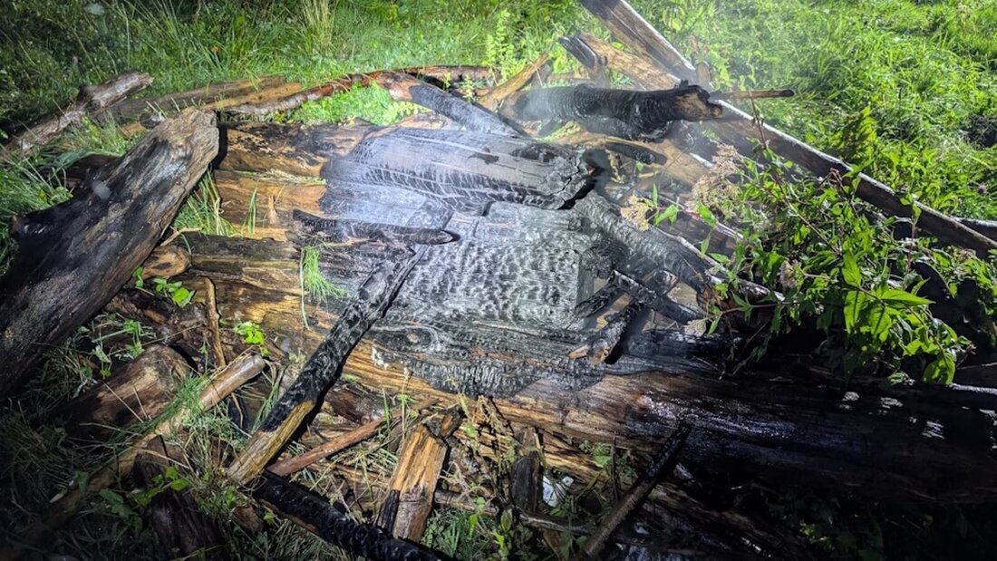 In Staad wurde ein 53-jähriger Schweizer nach Brandstiftung eines Holzhaufens festgenommen. Sachschaden: 1'000 Franken.