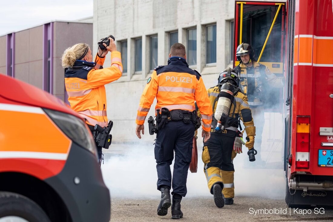 In Wittenbach brach am 18.06.2025 ein Brand im Pneulager einer Autogarage aus. Die Feuerwehr ermittelte mögliche Brandstiftung.
