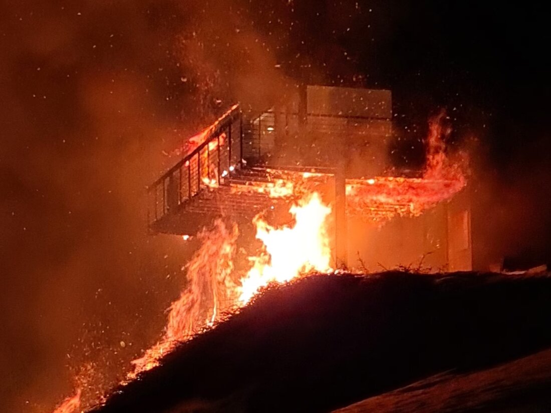 In Pany kam es zu einem Brand eines Ferienhauses, ausgelöst durch eine Wunderkerze. Große Schäden, aber keine Verletzten.