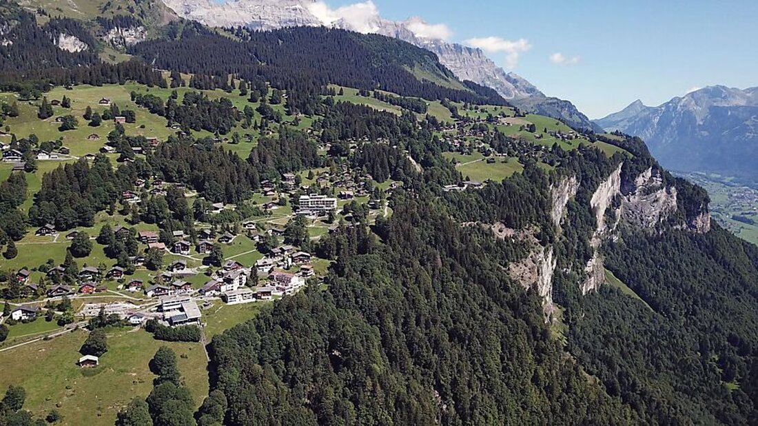 Die Vorbereitungsarbeiten für den Entwässerungsstollen in Braunwald haben begonnen, mit einem geplanten Baustart im Herbst 2025.