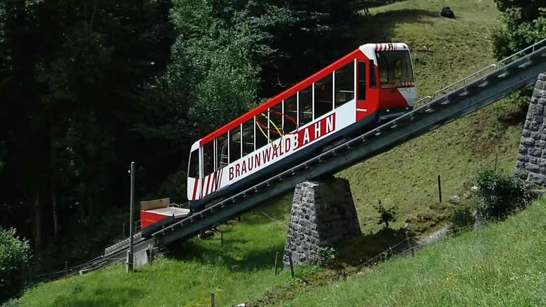 Der Regierungsrat genehmigt ab 2025 einen Viertelstundentakt der Braunwaldbahn zu Hauptverkehrszeiten, um den Bergsportort besser anzubinden.