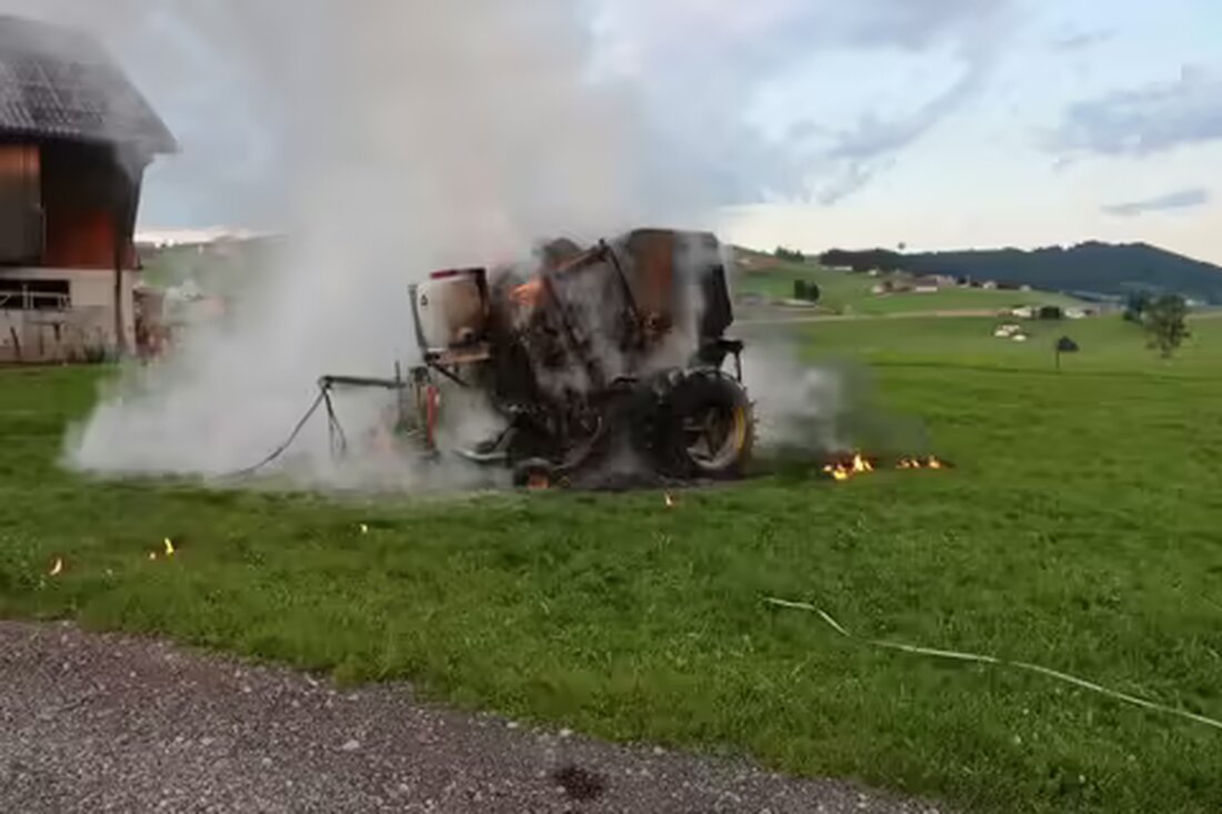 Am 15.06.2022 geriet in Steinegg eine Siloballenpresse während der Fahrt in Brand. Sachschaden und schnelle Feuerwehrreaktion.