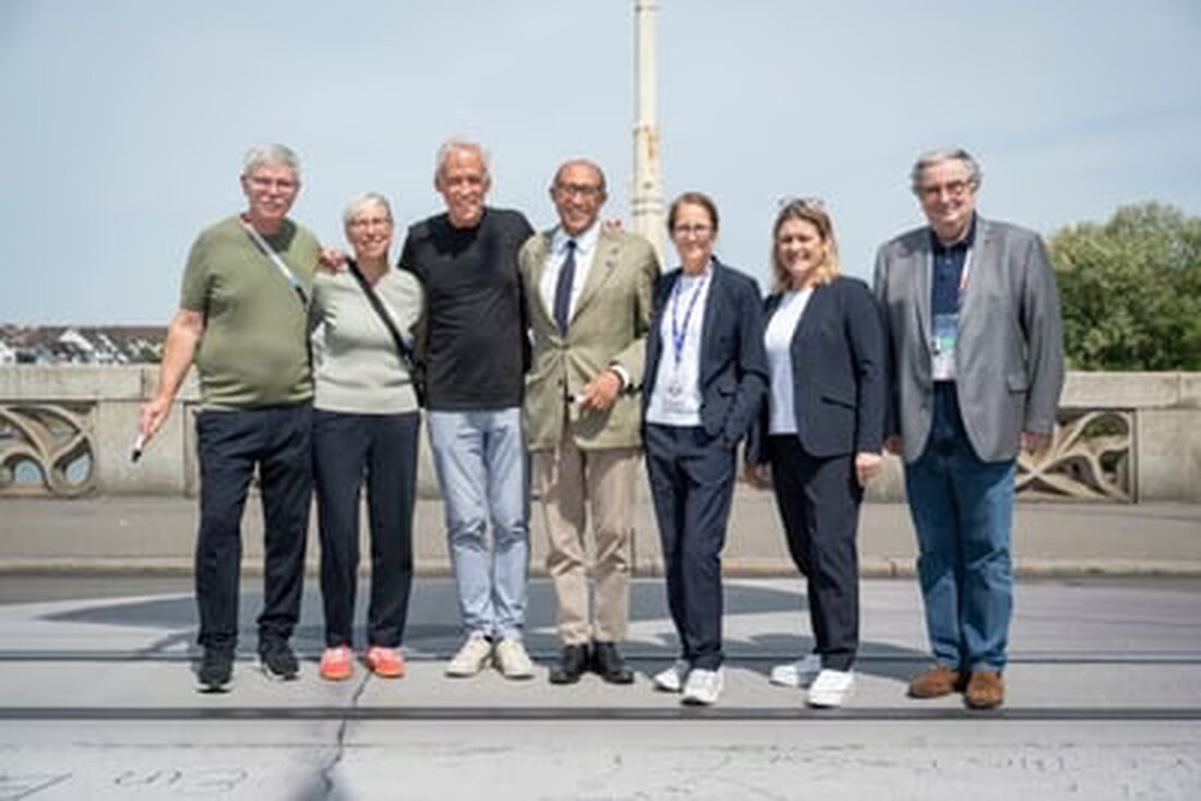 Kunstinstallation «Bridge Kick»: Vertreter Frankreichs und Deutschlands signieren Fussball auf der Mittleren Brücke in Basel.