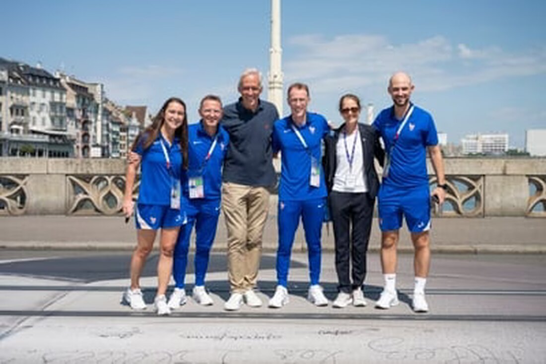 In Basel unterzeichnen die Delegationen von Frankreich und den Niederlanden beim «Bridge Kick» symbolisch Fussbälle für die EM 2023.