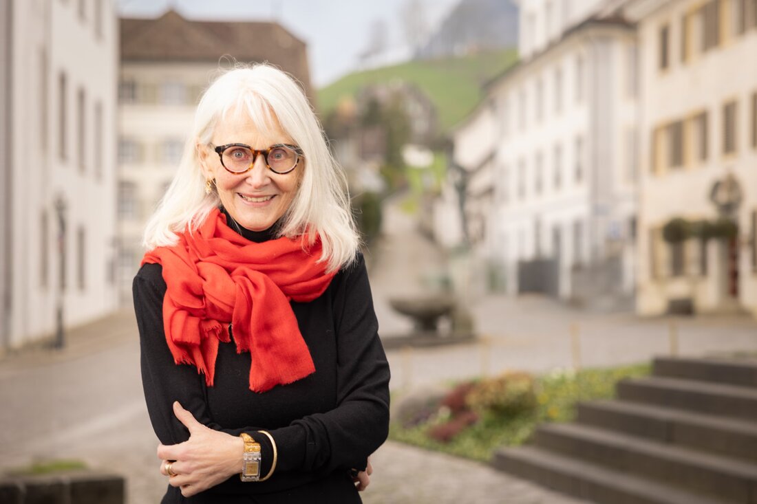 Brigitt Flüeler erhält 2025 den Innerschweizer Kulturpreis für ihre Verdienste in Geschichte und Kulturvermittlung der Region.