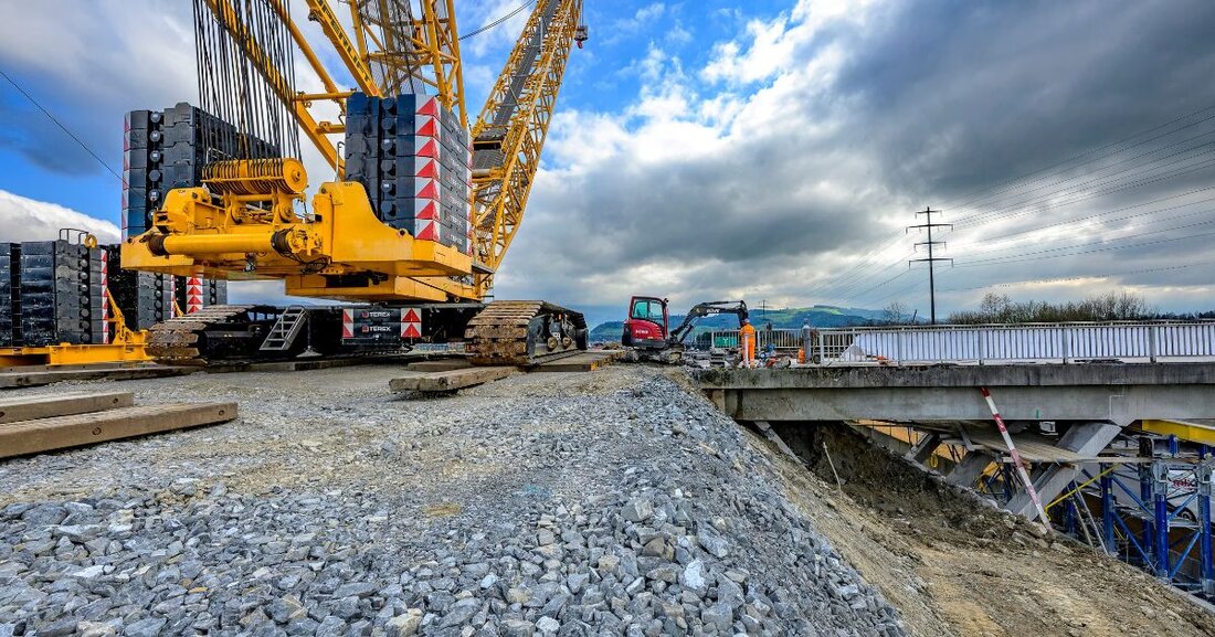 Brücke Ober-Ehret in Hünenberg wird am 2./3. April 2025 abgebaut. Verkehr wird vorübergehend gestoppt, um drei Teile zu heben.