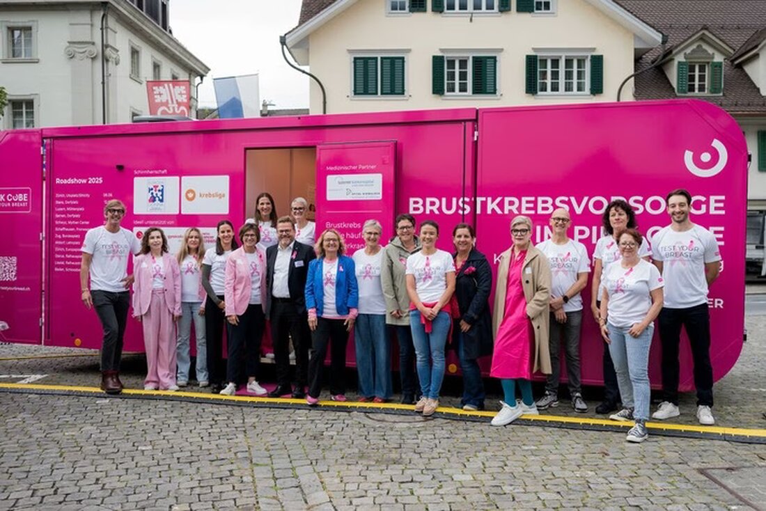 Heute in Stans: Der PINK CUBE bietet kostenlose Brustkrebsvorsorge auf dem Dorfplatz an. Informieren Sie sich und schützen Sie Ihre Gesundheit!