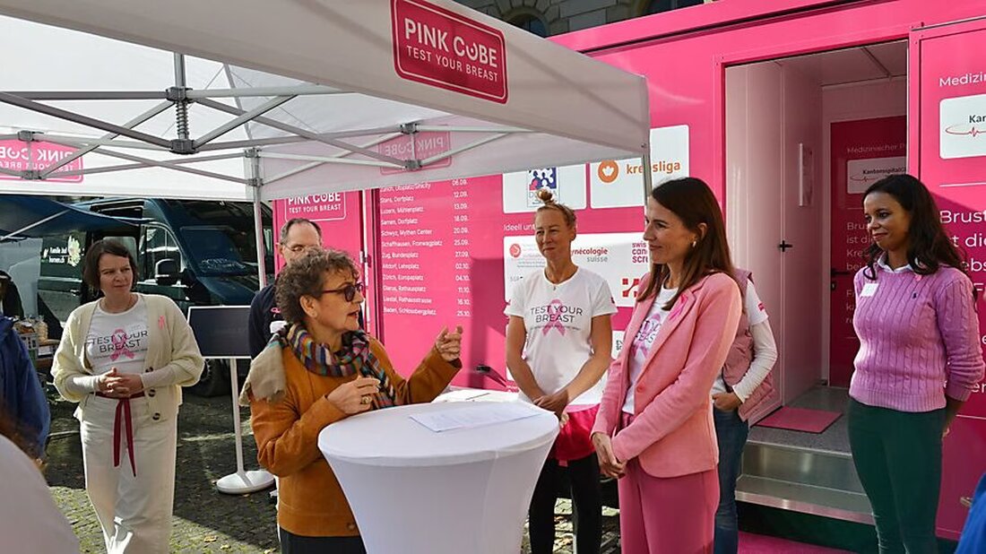 Am 11. Oktober 2025 bietet der Pink Cube auf dem Rathausplatz in Glarus kostenlose Brustkrebsvorsorge und Beratungen an.