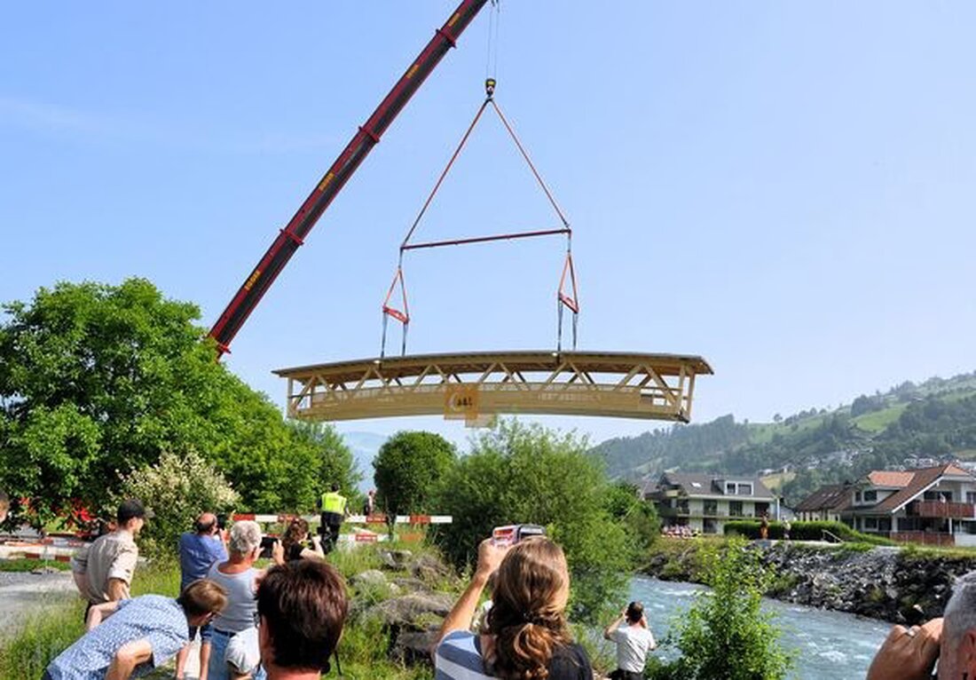 Im Mai wurde die neue Holzbrücke über die Engelbergeraa in Buoholz montiert, um Fuß- und Radwege zu verbinden und Hochwasserschutz zu bieten.
