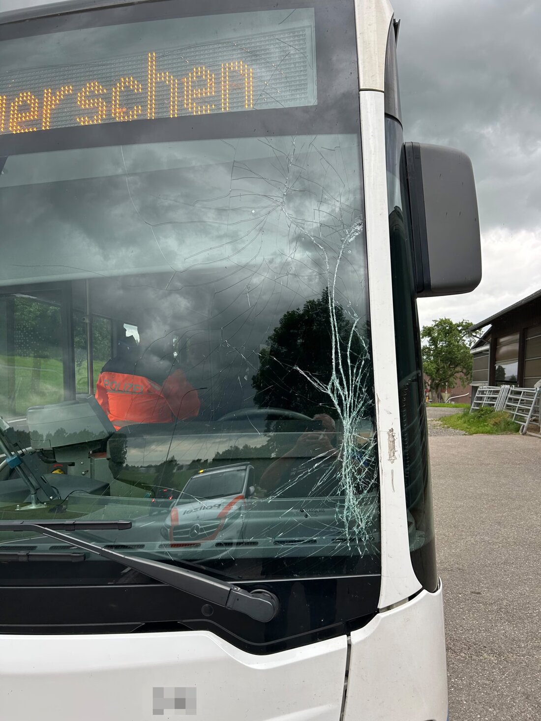 Bei einem Unfall in St. Margarethen kollidierten ein Linienbus und ein Lieferwagen. Der Fahrer floh vom Ort. Zeugen gesucht.