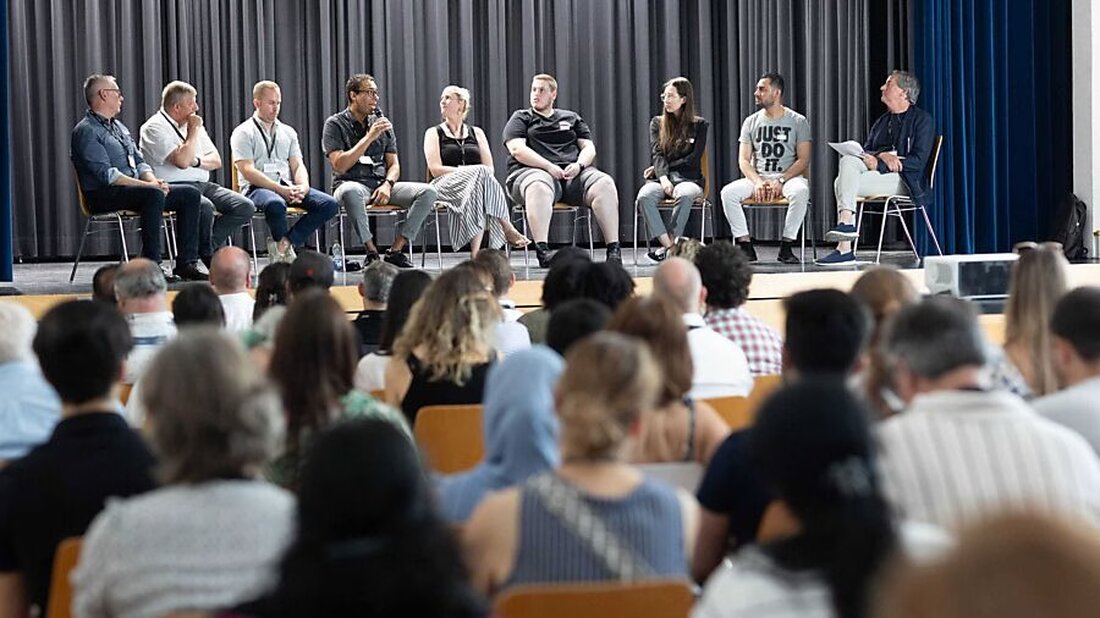 Am 14. Juni 2025 diskutierten im Glarner Migrationsforum 190 Teilnehmer über berufliche Bildung und Karrierechancen für Migranten.
