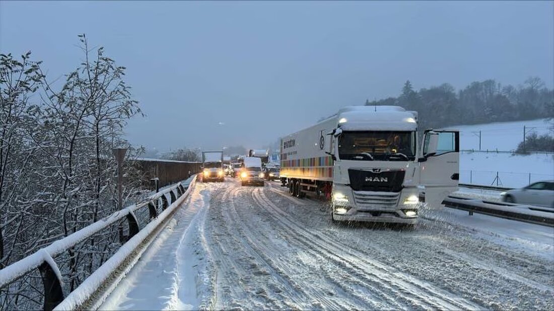 Starke Schneefälle blockieren seit heute den Verkehr auf Kantonsstrassen. Empfehlungen zur Fahrweise und Infos zu Störungen.