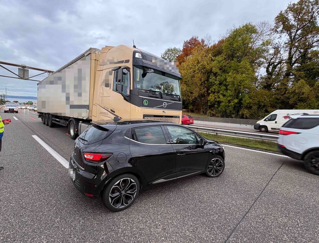 Am Mittwoch ereignete sich auf der A1 bei Mörschwil ein Unfall zwischen einem Lastwagen und einem Auto, der Stau verursachte.