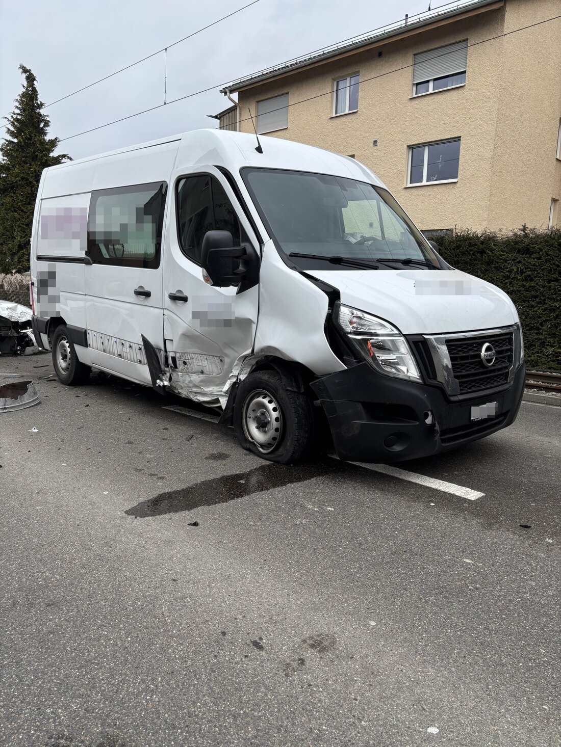 Verkehrsbehinderungen in Matzingen nach Unfall zwischen Auto und Lieferwagen. Sachschaden, aber keine Verletzten.
