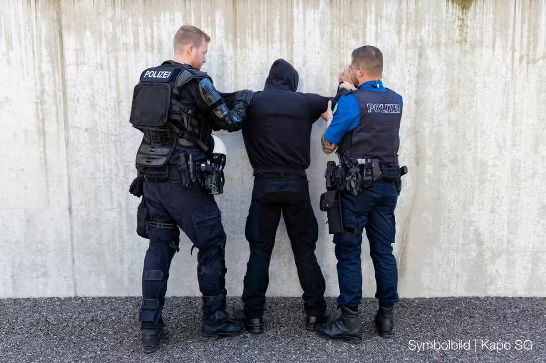 Auseinandersetzungen zwischen Fangruppierungen nach dem FC St. Gallen - AC Fiorentina Spiel erforderten Polizeieinsatz. Zeugen gesucht.