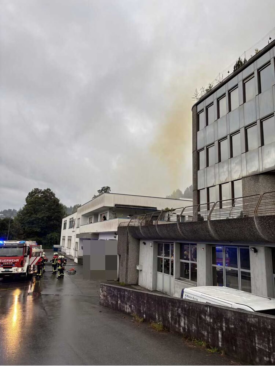Chemische Reaktion beim Galvanisieren in Rudolfstetten führt zu Feuerwehr-Einsatz und zwei Verletzten; keine Gefahr für die Bevölkerung.