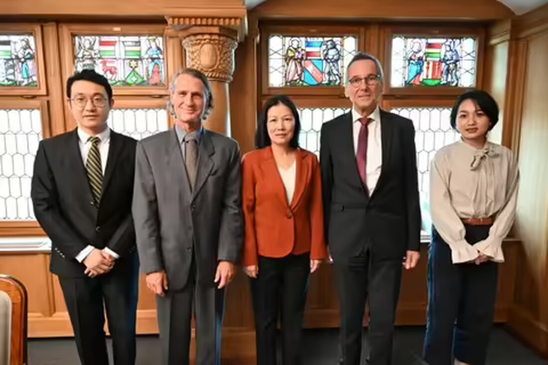Chinesische Generalkonsulin CHEN Yun besucht am 15. November 2023 Appenzell, begleitet von Konsul und Delegation. Austausch und Dorfbesichtigung standen auf dem Programm.