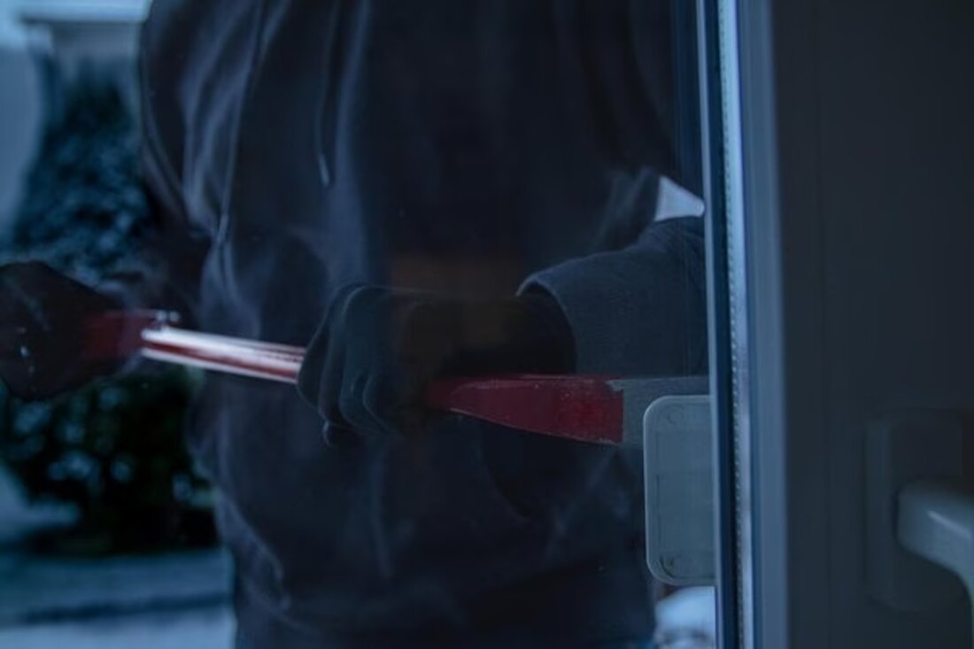 Unbekannte Täter brachen zwischen Mittwoch und Donnerstag in ein Coiffeurgeschäft in St.Gallen ein und entwendeten Bargeld.