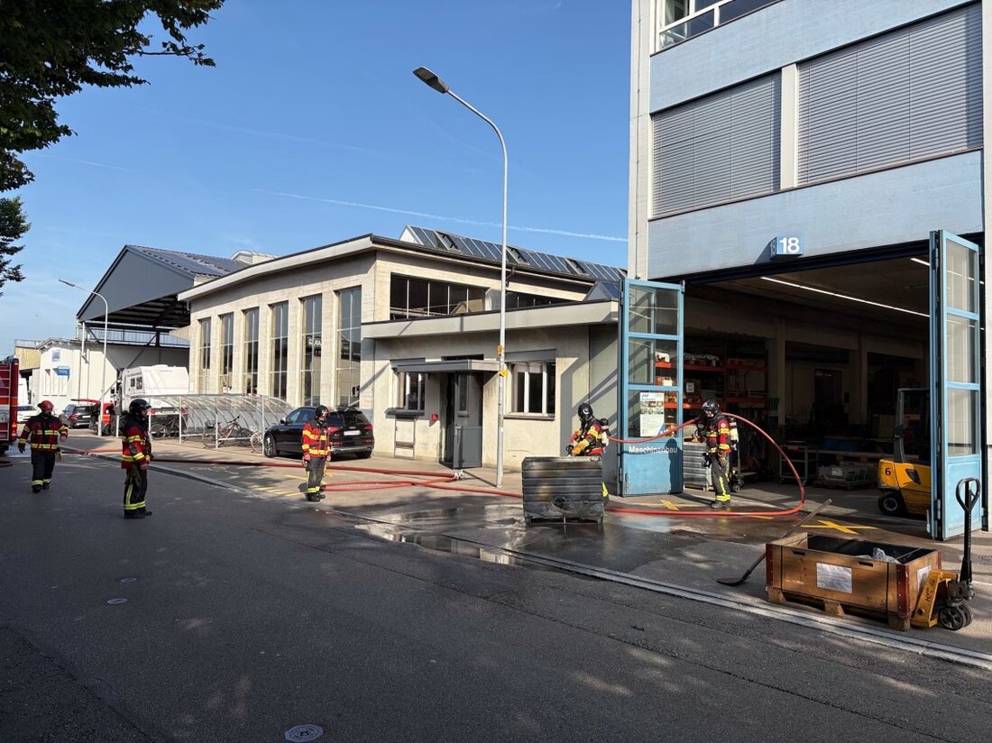 Am 19.08.2025 brannte ein Lagercontainer in Wil. Ein Mitarbeiter wurde verletzt, während Feuerwehr den Brand löschte.