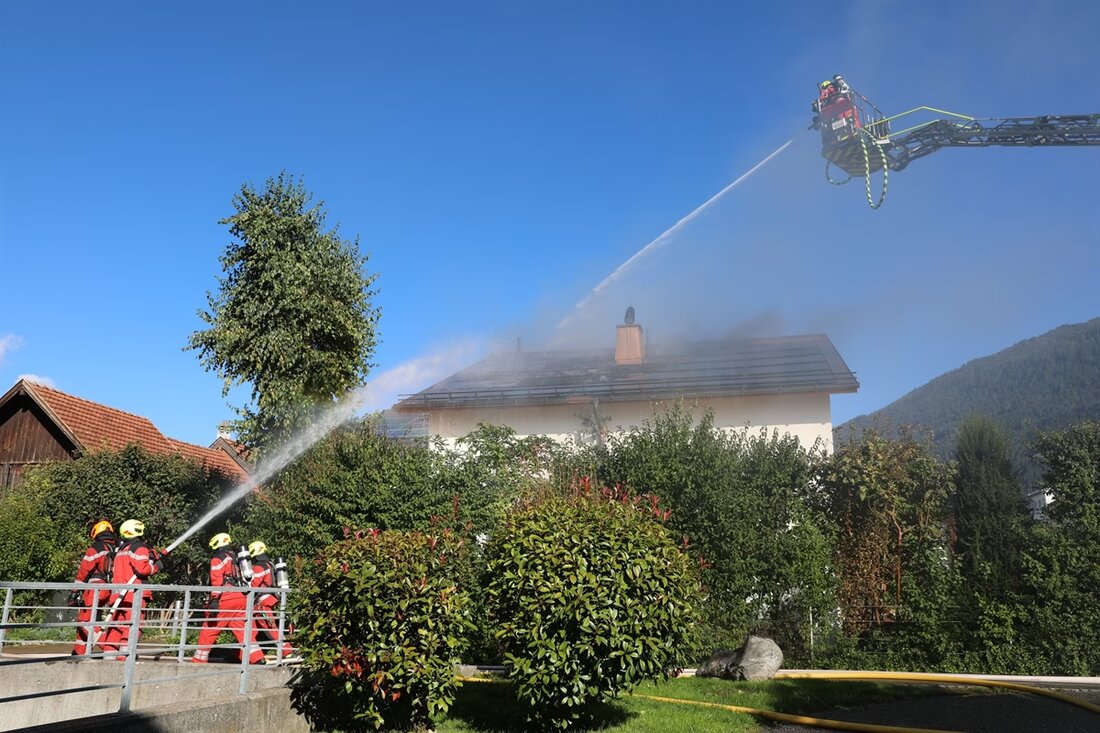 In Bonaduz kam es zu einem Dachbrand, ausgelöst durch eine Photovoltaik-Anlage. Die Feuerwehr konnte den erheblichen Sachschaden begrenzen.