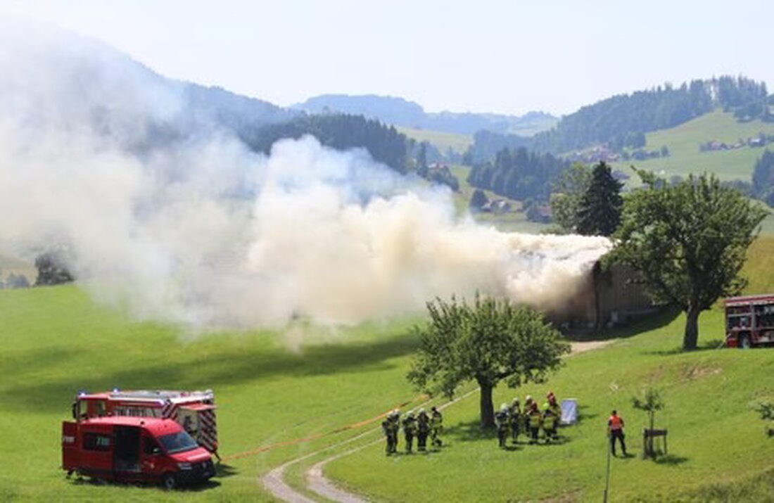 Am 19.06.2025 brach ein Brand in einem Ferienhaus in Haslen aus. Die Feuerwehr stellte schnell den Einsatz ein, doch der Sachschaden ist erheblich.