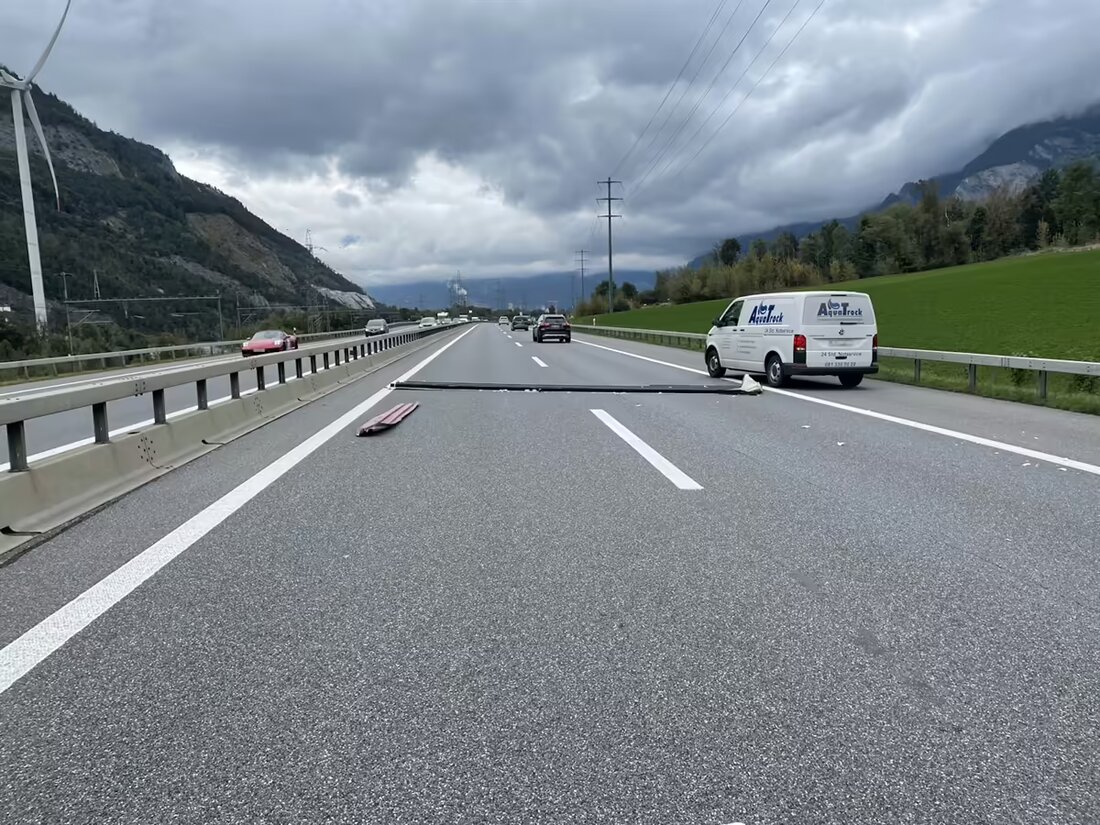 Am 04.10.2024 verlor ein Lieferwagenfahrer auf der A13 in Trimmis eine Dachpaneele. Dies führte zu einem Unfall mit einer nachfolgenden Automobilistin.