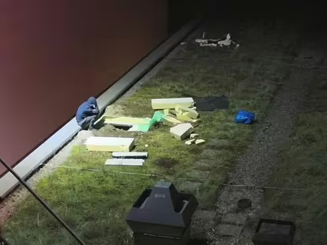 In Volketswil wurden zwei rumänische Einbrecher auf frischer Tat verhaftet, nachdem sie durch das Dach eines Einkaufszentrums eingedrungen waren.