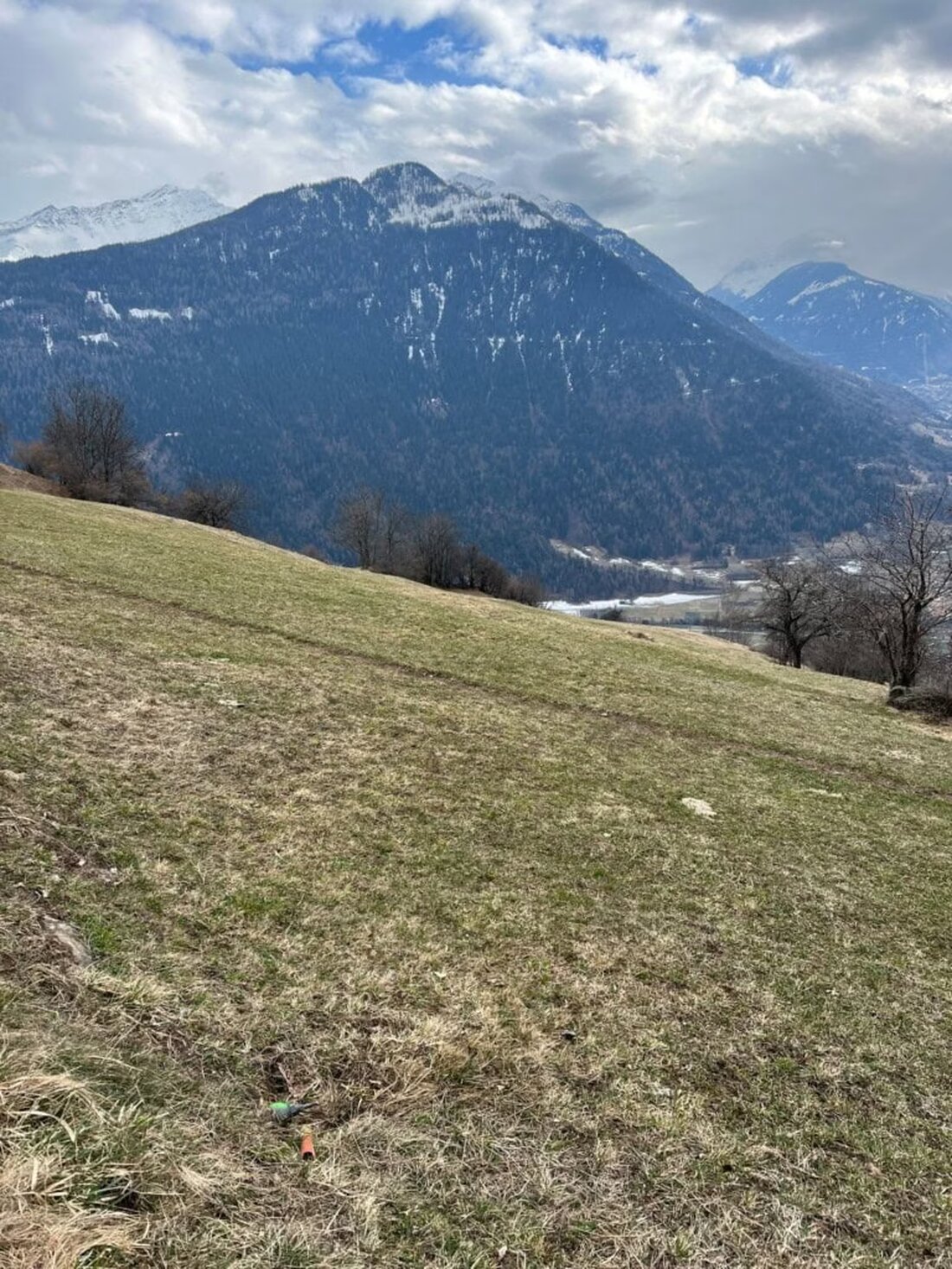 Am 23. Februar 2025 stürzte ein Deltasegler in Levron ab, tödlich verletzt. Rettungskräfte konnten nicht helfen.