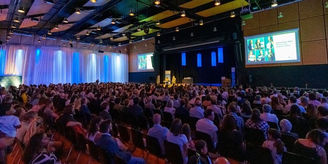 Am 27. September 2025 feierte die FernUni Schweiz in Brig 380 Absolventinnen und Absolventen in einer inspirierenden Diplomfeier.