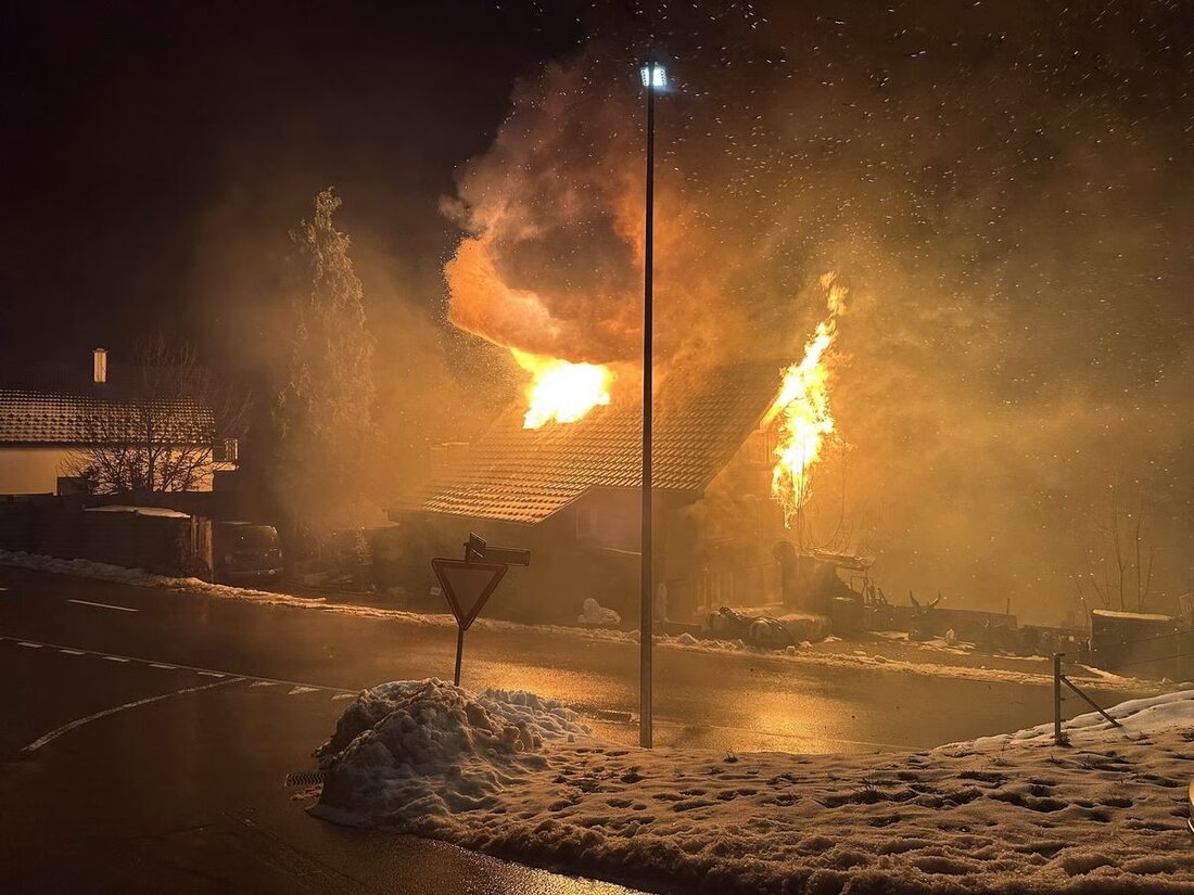In Wienacht-Tobel brannte ein Doppelhaus vollständig ab, 130 Feuerwehrleute im Einsatz, keine Verletzten. Brandursache wird ermittelt.