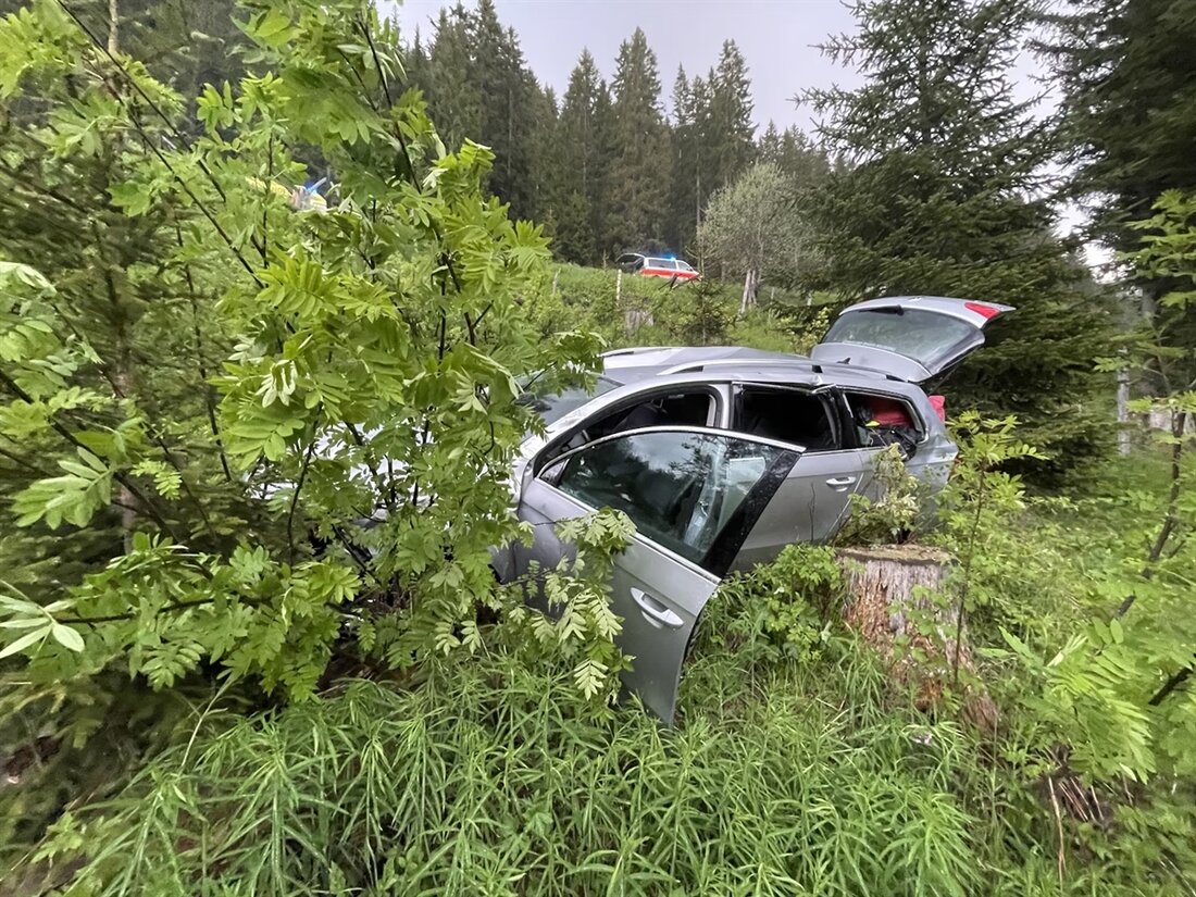 Am Flüelapass verunfallte ein 63-Jähriger nach einem Überholmanöver und stürzte mit seinem Wagen in die Böschung.