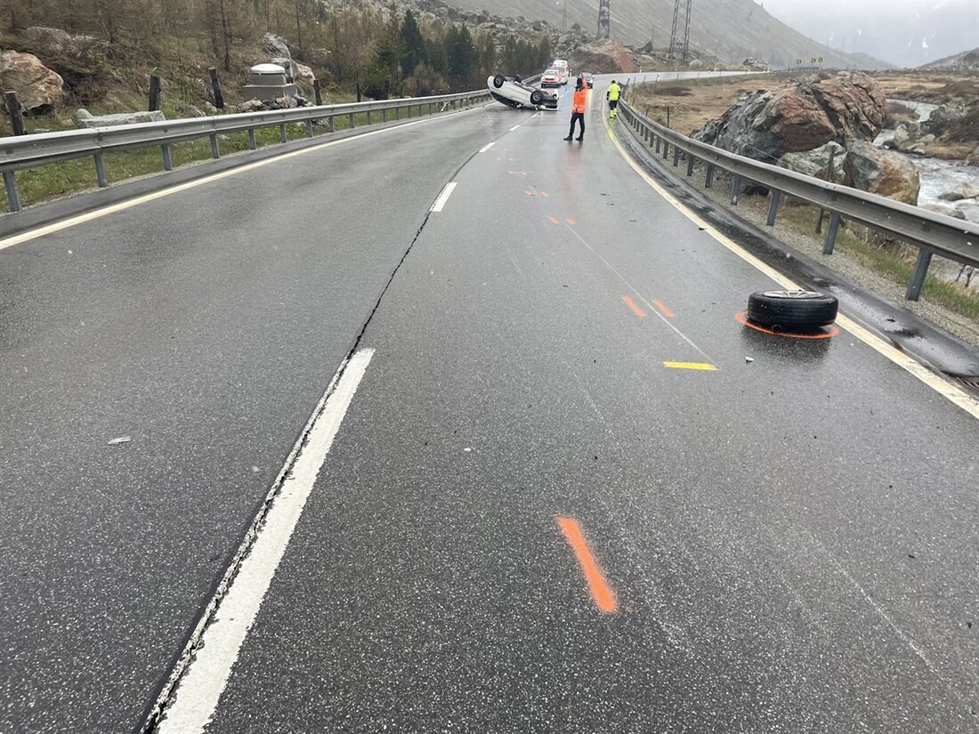 Am 16.05.2025 überschlug sich ein Auto am Julierpass bei Silvaplana. Der Fahrer wurde verletzt und ins Spital transportiert.