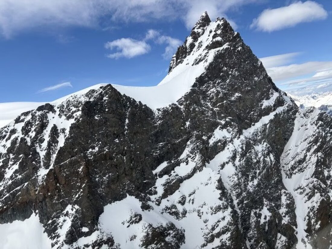Fünf Skitourengeher wurden am 24. Mai 2025 am Rimpfischhorn leblos aufgefunden. Rettungskräfte ermitteln die Hintergründe.