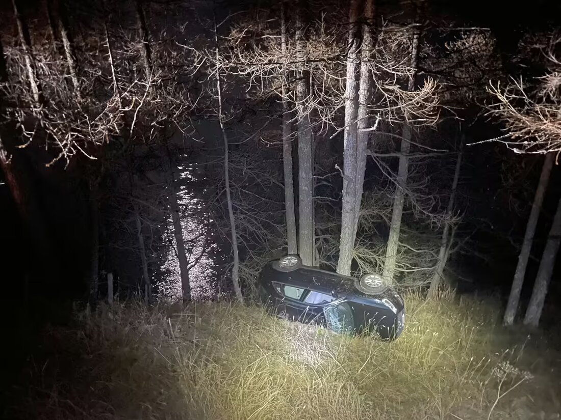 Ein Autolenker in Sils i.E./Segl überschlug sich nach abgebrochenem Überholmanöver, blieb jedoch unverletzt. Kantonspolizei ermittelt.
