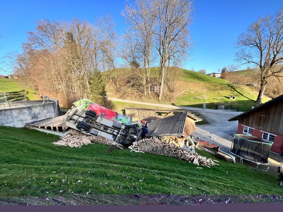 Am 20.03.2025 verunfallte ein 60-jähriger Lastwagenfahrer in Maugwil schwer, als sein Fahrzeug von der Fahrbahn abkam und eine Scheune zerstörte.