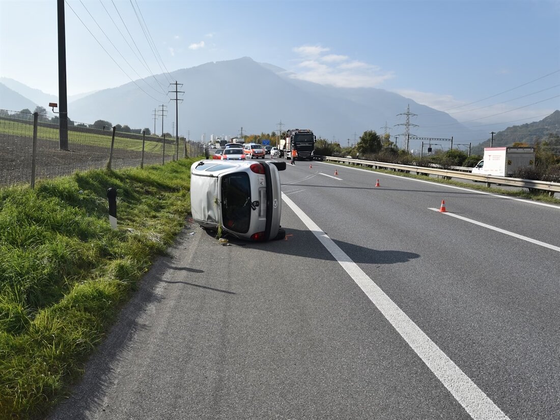 Am 17.10.2025 kam ein Auto auf der A13 in Chur nach einer Kollision mit einer Böschung auf dem Dach zum Stillstand. Zeugen gesucht.