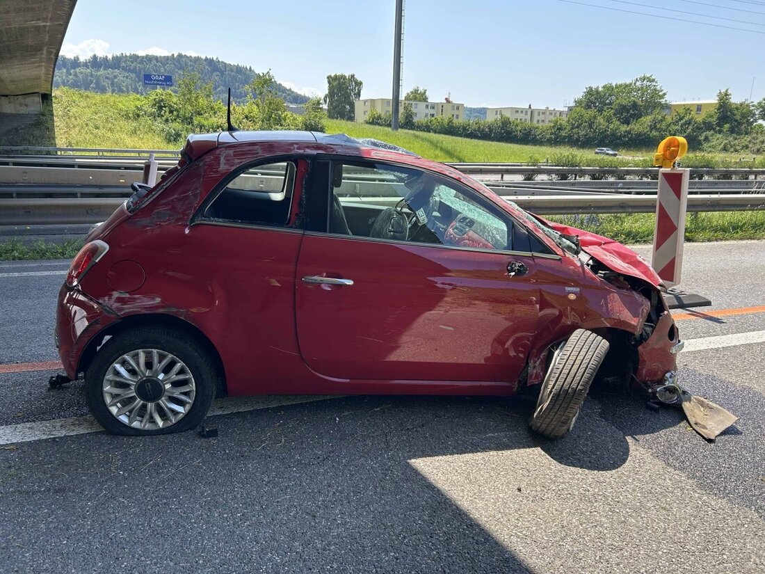 Eine 29-jährige Autofahrerin überschlug sich mehrfach auf der A1 in Hunzenschwil. Sie wurde leicht verletzt; große Sachschäden entstanden.