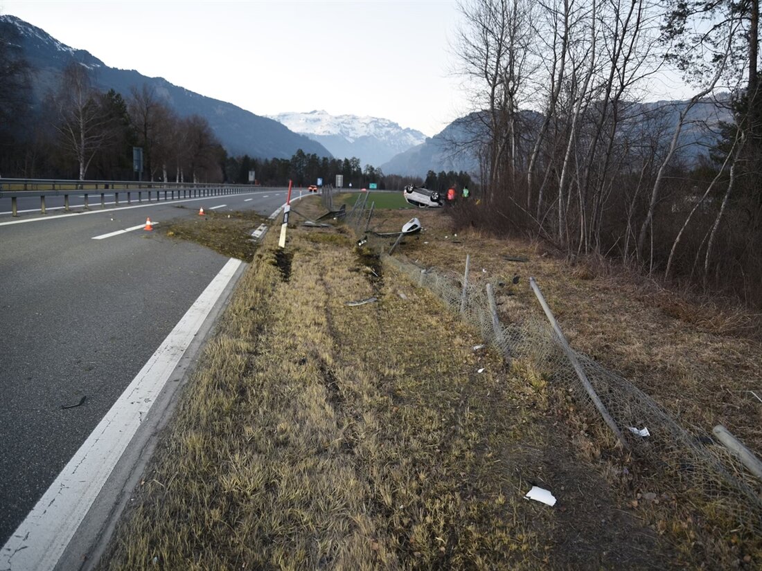 Am Dienstag überschlug sich ein Auto auf der A13 in Cazis. Der 64-jährige Fahrer wurde bei der Rettung ins Spital gebracht.