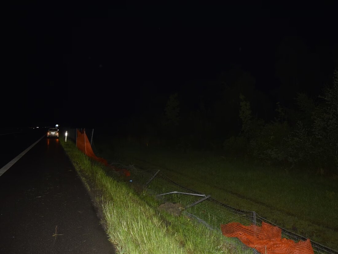 Ein Unfall auf der A13 in Zizers endete für Fahrer und Beifahrerin verletzt. Kantonspolizei ermittelt zur Ursache.