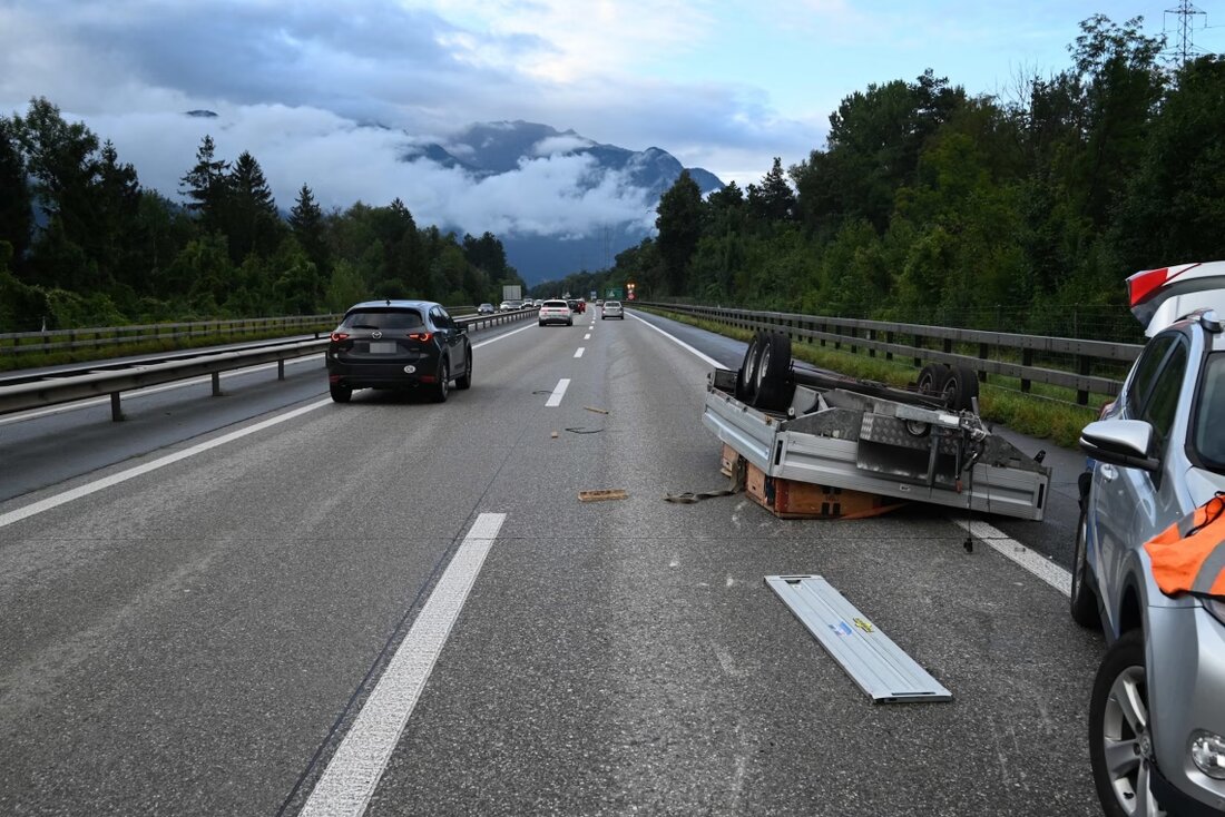 Am Donnerstagmorgen kam es auf der A13 bei Buchs zu einem Selbstunfall mit einem Auto und Anhänger. Verletzt wurde niemand.