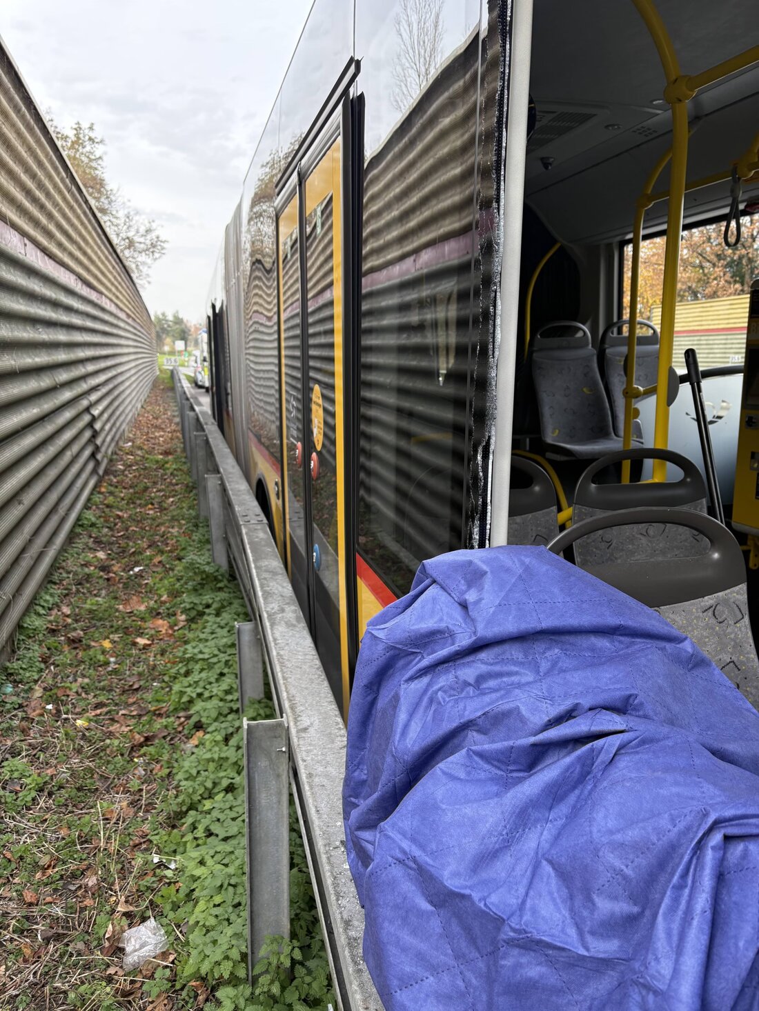 Nach einem Selbstunfall eines Postautochauffeurs in Roggwil wurde der Fahrer ins Spital gebracht. Ein Fahrgast wurde leicht verletzt.