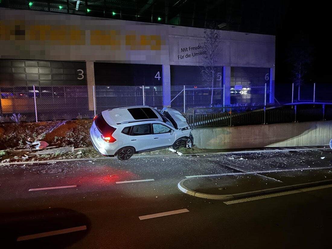 Ein 61-jähriger Fahrer erlitt bei einem Unfall in Villmergen leichte Verletzungen, als er frontal mit einem Kandelaber kollidierte.