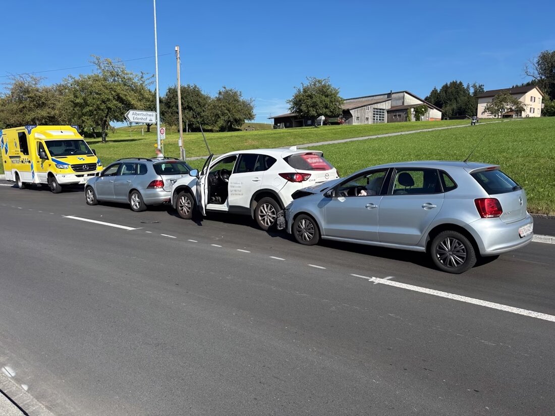 Am Montag ereignete sich in Gossau ein Auffahrunfall zwischen drei Autos. Der 28-jährige Fahrer wurde leicht verletzt.
