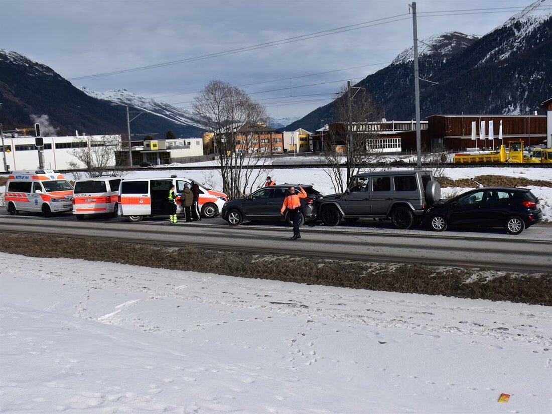 Am Freitag kam es in Samedan auf der Engadinerstrasse zu einem Auffahrunfall mit drei Fahrzeugen, vier Personen wurden ambulant betreut.