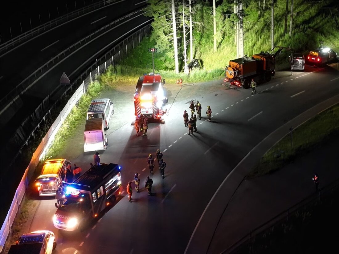 Bei einem Überholmanöver auf der H13 in Sufers verlor ein Autofahrer die Kontrolle und stürzte einen Abhang hinunter. Alle Insassen blieben unverletzt.