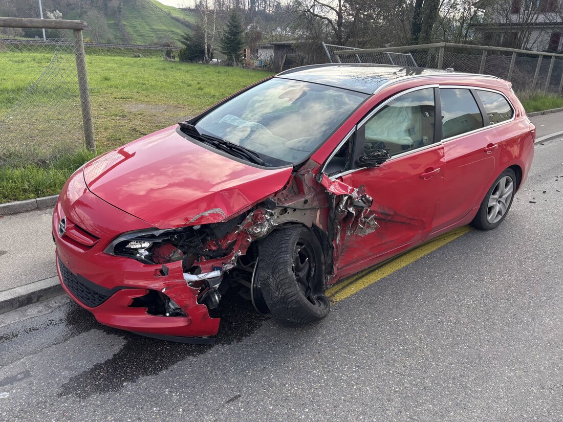 Nach einem Verkehrsunfall zwischen Lastwagen und Auto in Kradolf wurde die Hauptstrasse für mehrere Stunden gesperrt. Glücklicherweise gab es keine Verletzten.