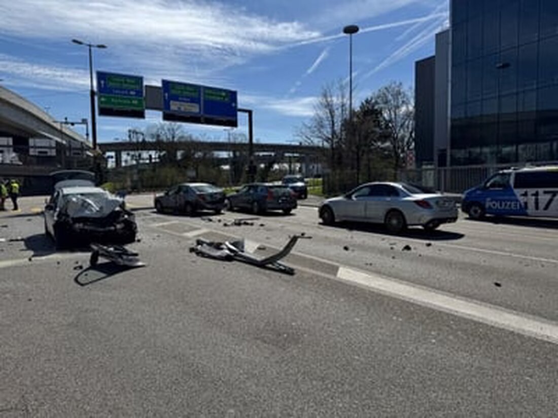Ein Busfahrer und drei weitere Personen wurden bei einem Unfall auf der Hochbergerstrasse verletzt. Der genaue Unfallhergang wird ermittelt.